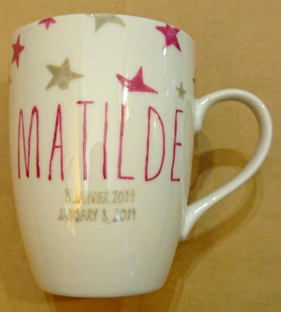 Cadeau de naissance mug en porcelaine personnalisé d'après le faire-part de naissance.